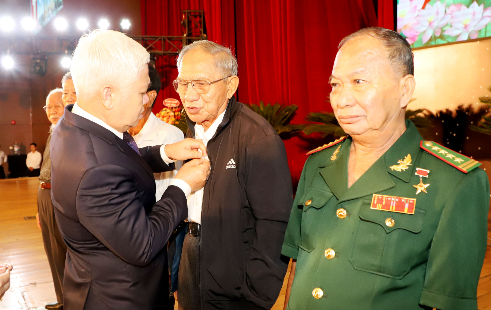 Đồng chí Nguyễn Văn Lợi, Bí thư Tỉnh ủy trao huy hiệu Đảng cho các đảng viên lão thành.